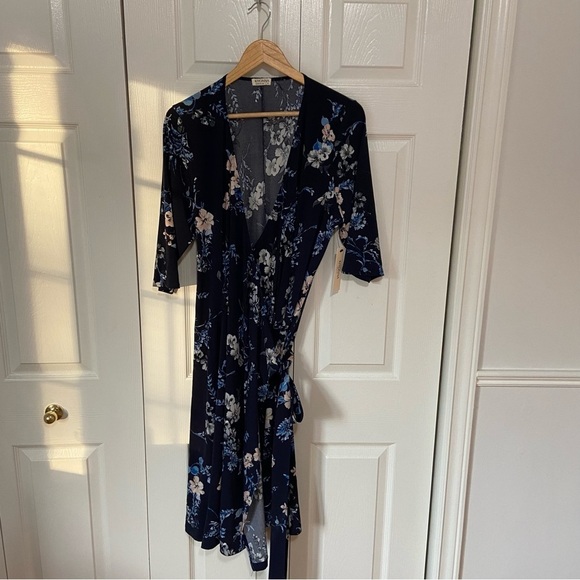 Kiyonna NWT Floral Stretchy Wrap Dress Navy Blue and Pink Size 1X - Picture 4 of 12